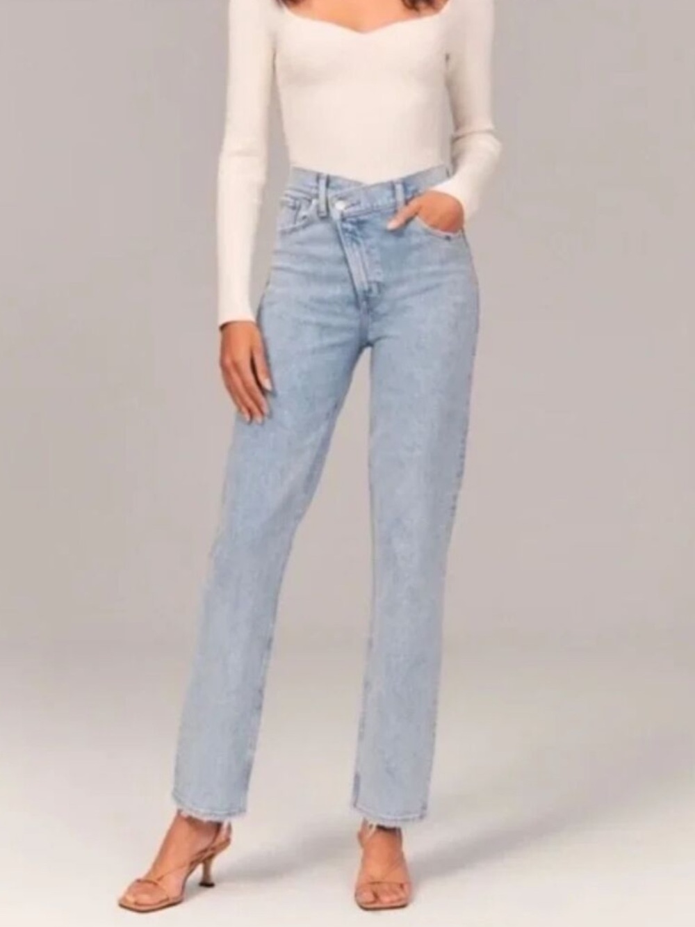 Abercrombie & Fitch The 90's Straight Ultra High Rise Light Wash Jeans Size 26R